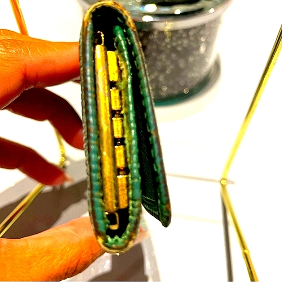 AUTHENTIC LOUIS VUITTON EPI 4 KEY HOLDER WALLET GUC - Picture 4 of 7